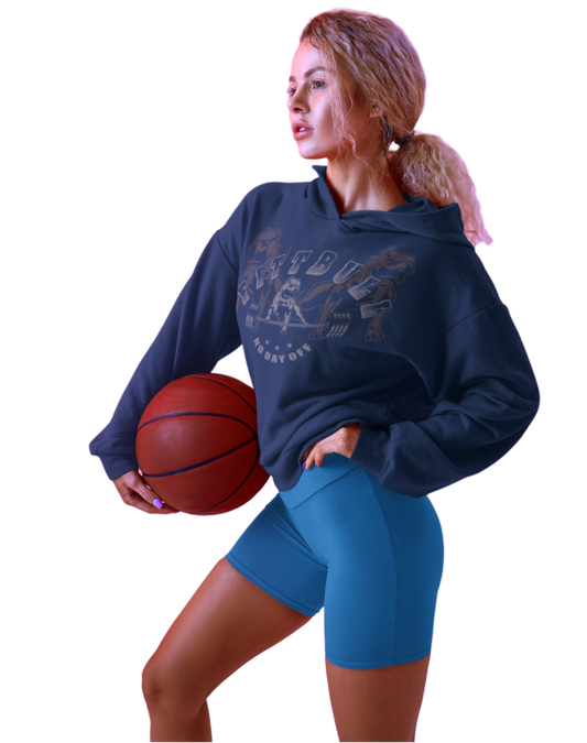 Eine blonde Frau trägt einen schwarzen Sporthoodie der Fitnessbekleidungsmarke Fitbull.